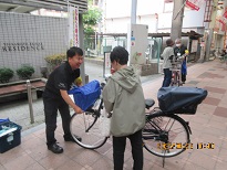 ひったくりカバーを取り付ける様子2