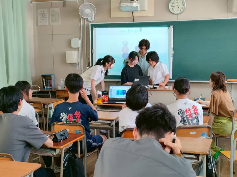 生徒が先生と相談している様子