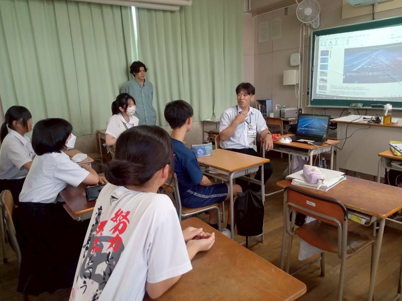 能登半島の避難所について伝えている様子