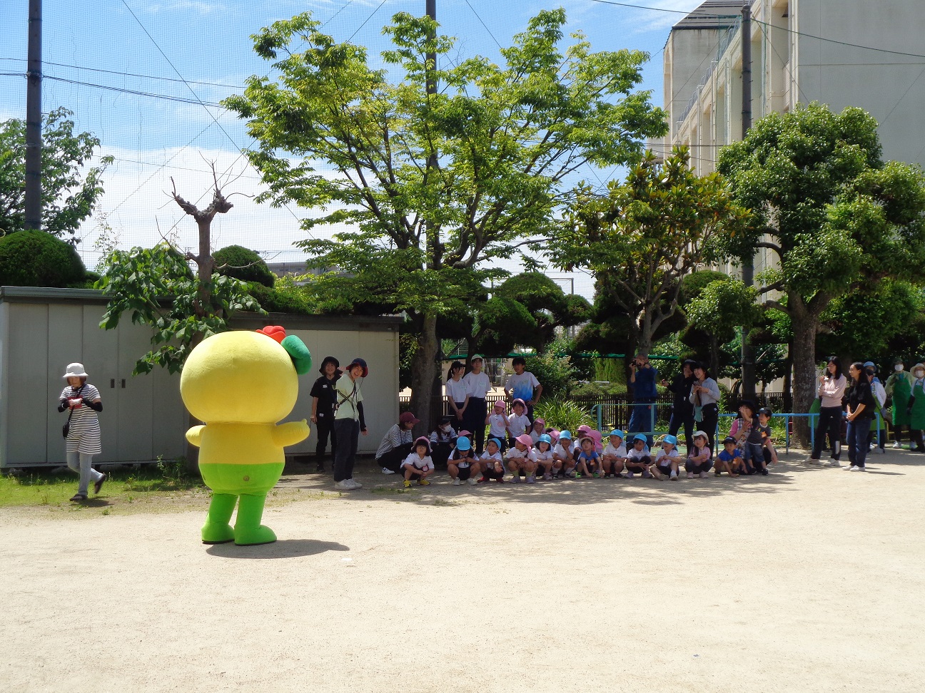 に～よんが登場の様子