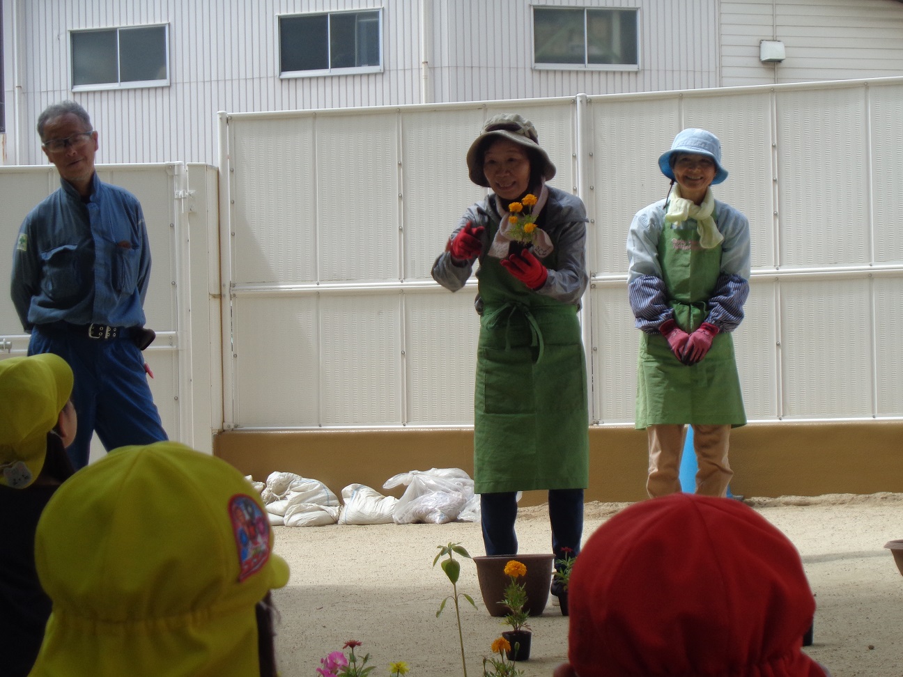 西淀川区緑化ボランティアさんがお花の植え方の説明をしている様子