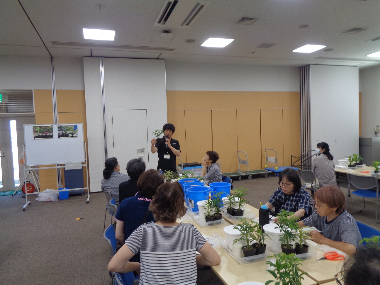 修成建設専門学校ガーデンデザイン学科坂先生が講義している様子