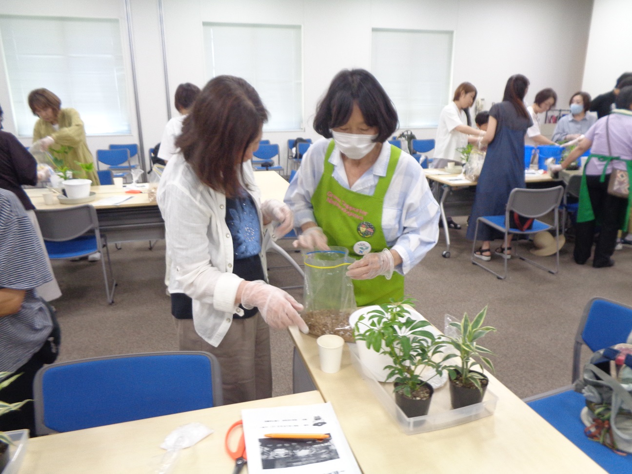 西淀川区緑化ボランティアさんが参加者の実習サポートをしている様子