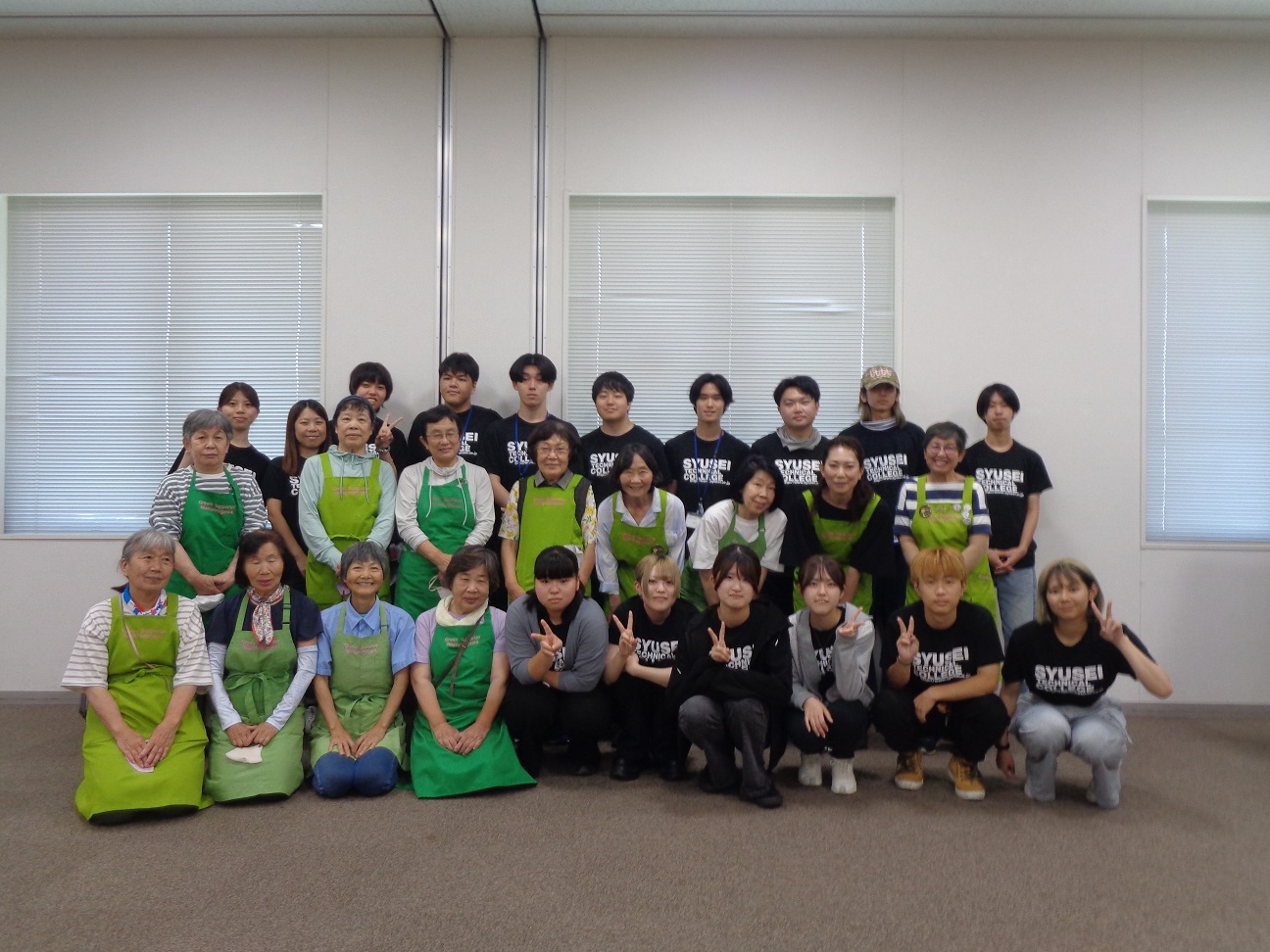 修成建設専門学校ガーデンデザイン学科学生さんと西淀川区緑化ボランティアさんの集合写真