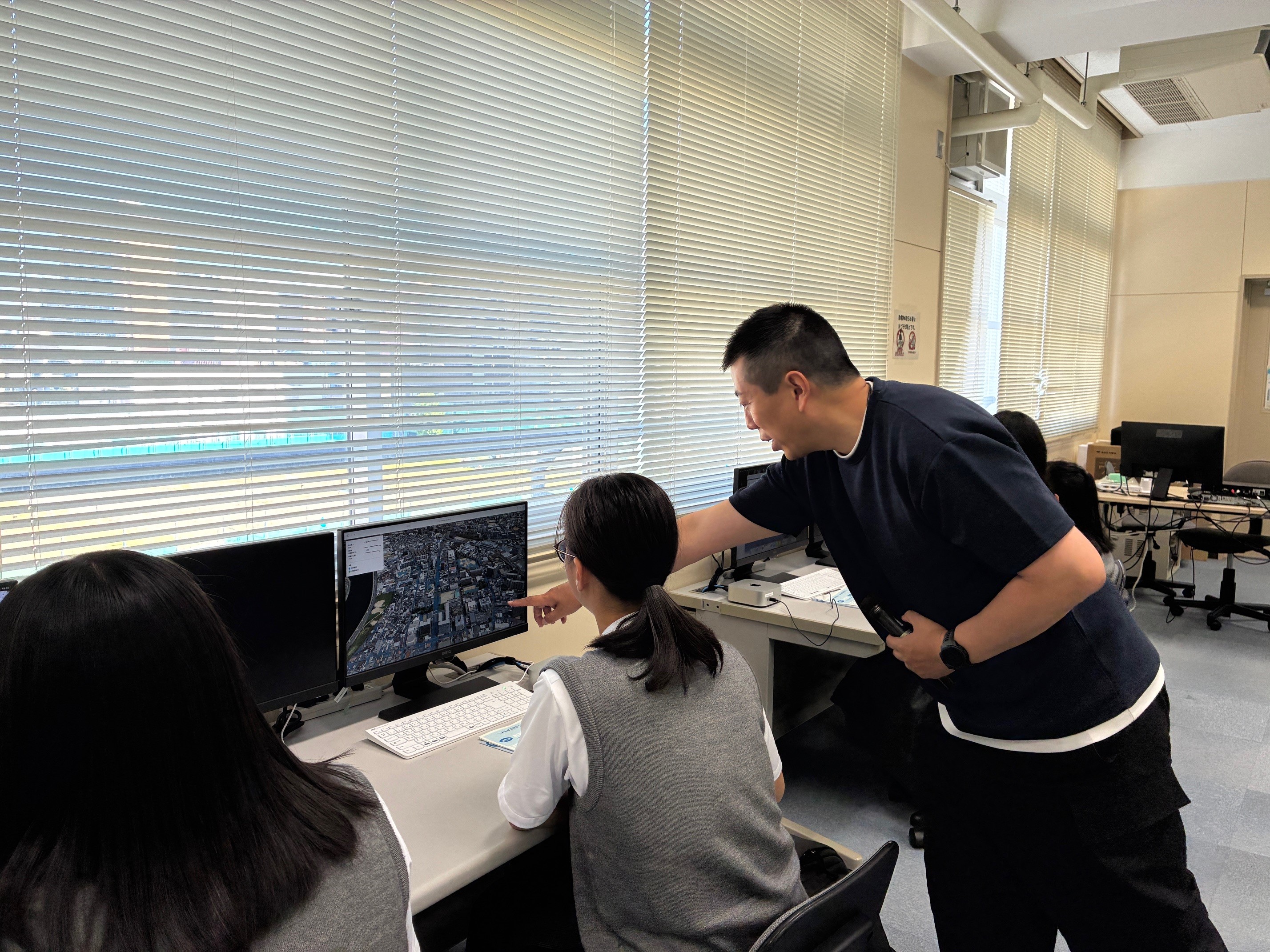パソコンを操作する様子