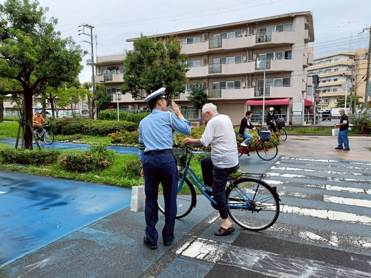 自転車ヘルメット着用促進キャンペーンの様子1