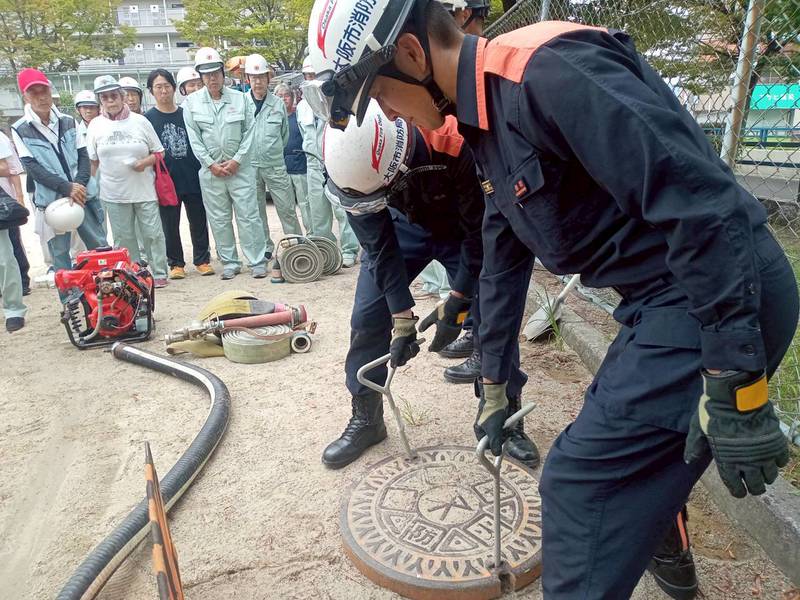 貯水槽を開けている様子