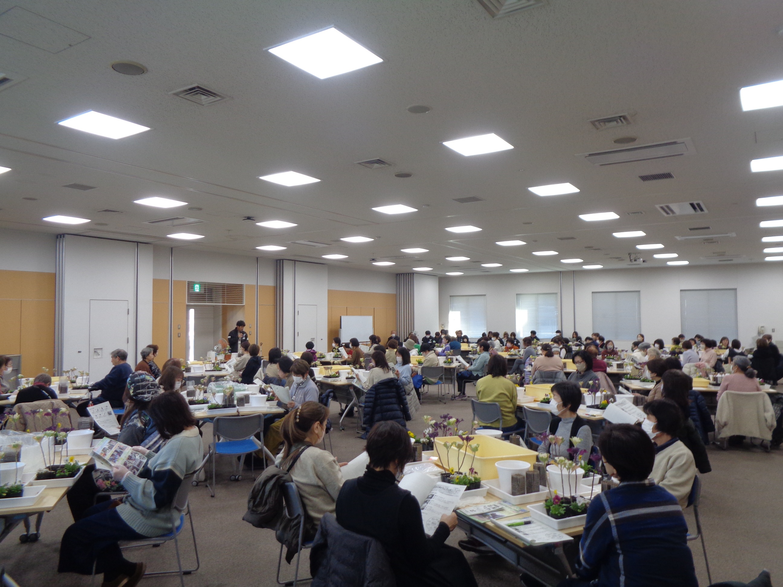 修成建設専門学校ガーデンデザイン学科の坂先生が講義をしている様子