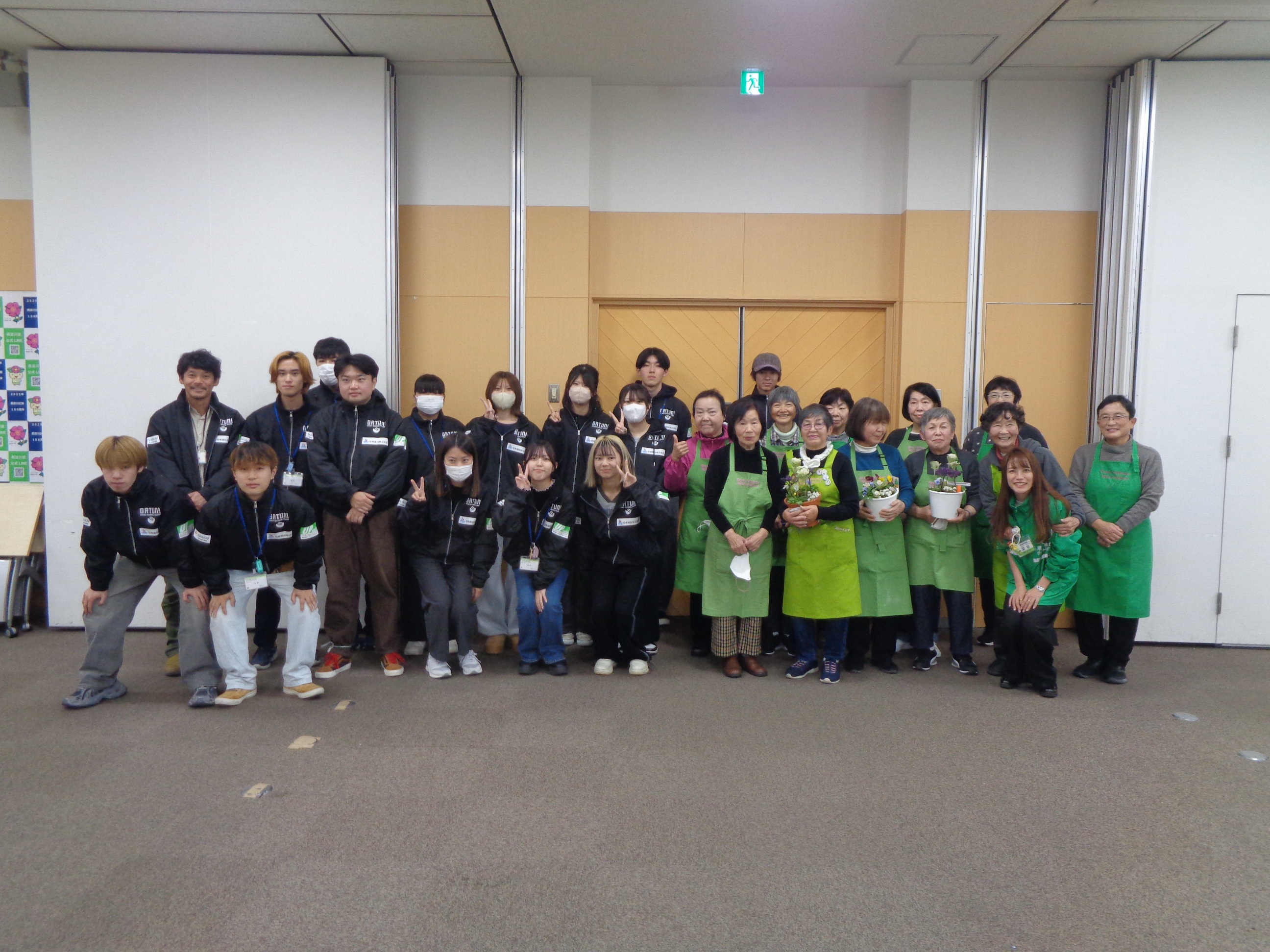 冬の園芸セミナー終了後、西淀川区緑化ボランティアさんと修成建設専門学校ガーデンデザイン学科の学生さんが集合写真を撮っている様子