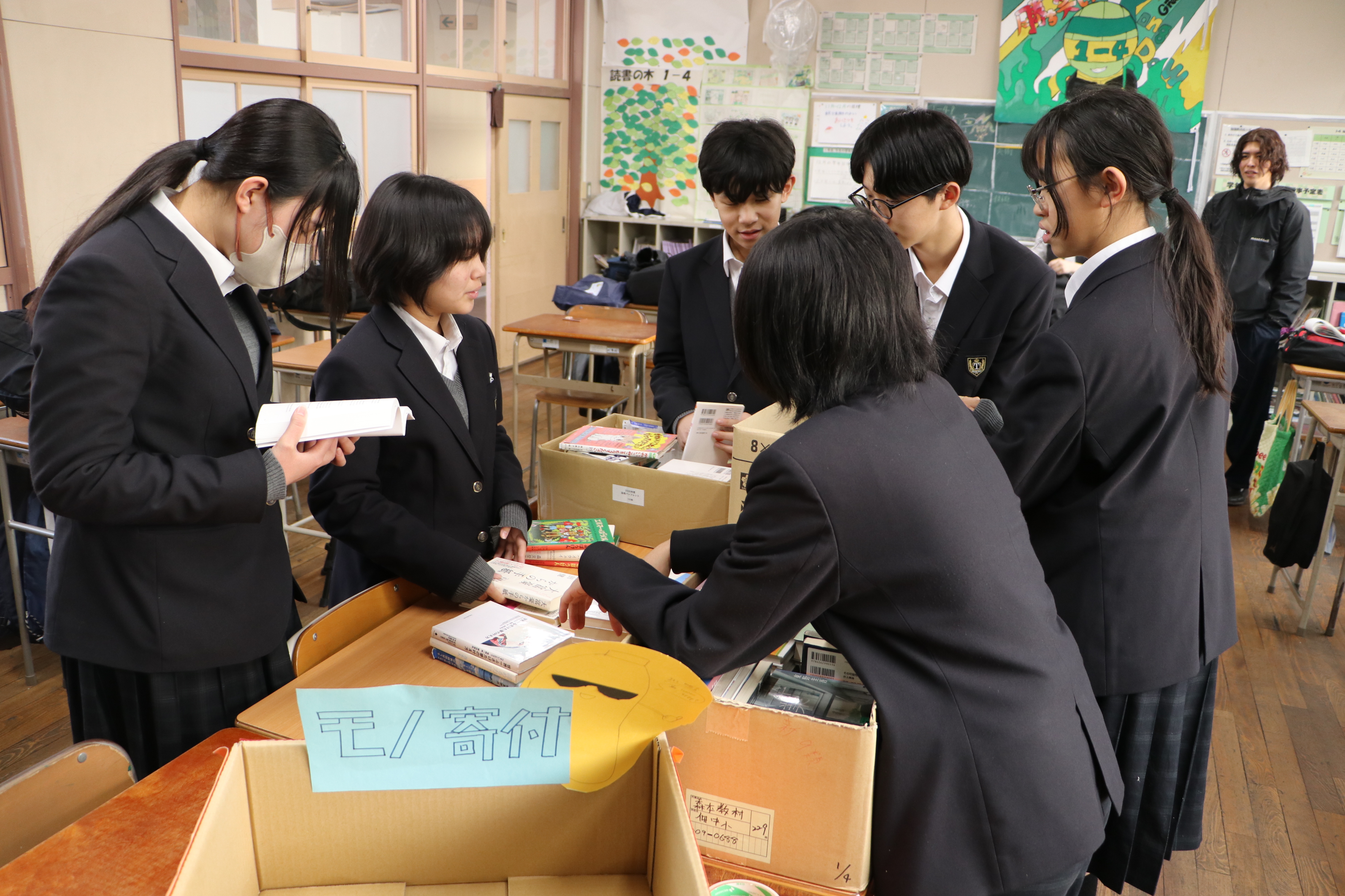 集まった本を仕分けする様子