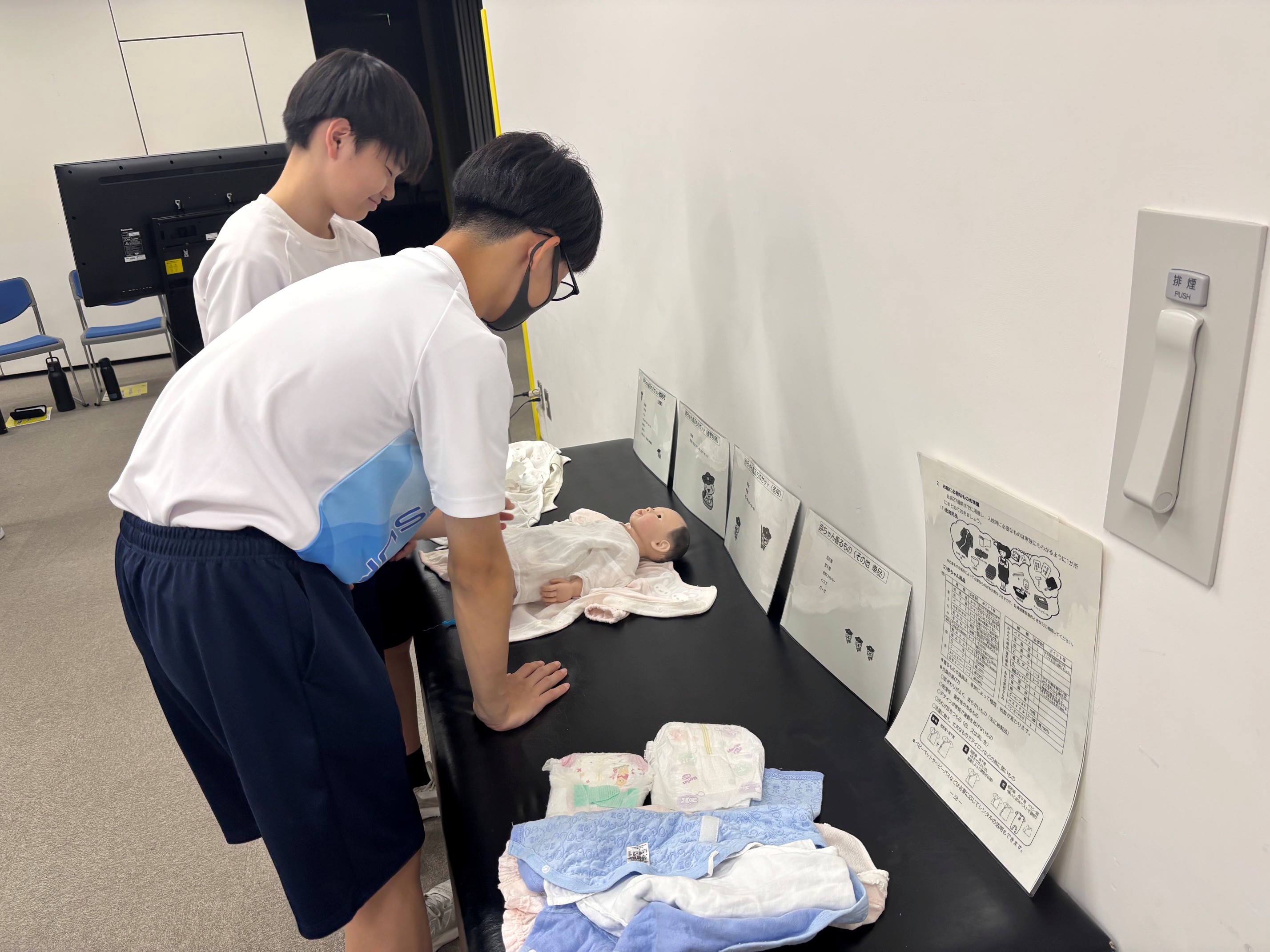 お着替え体験をしている様子