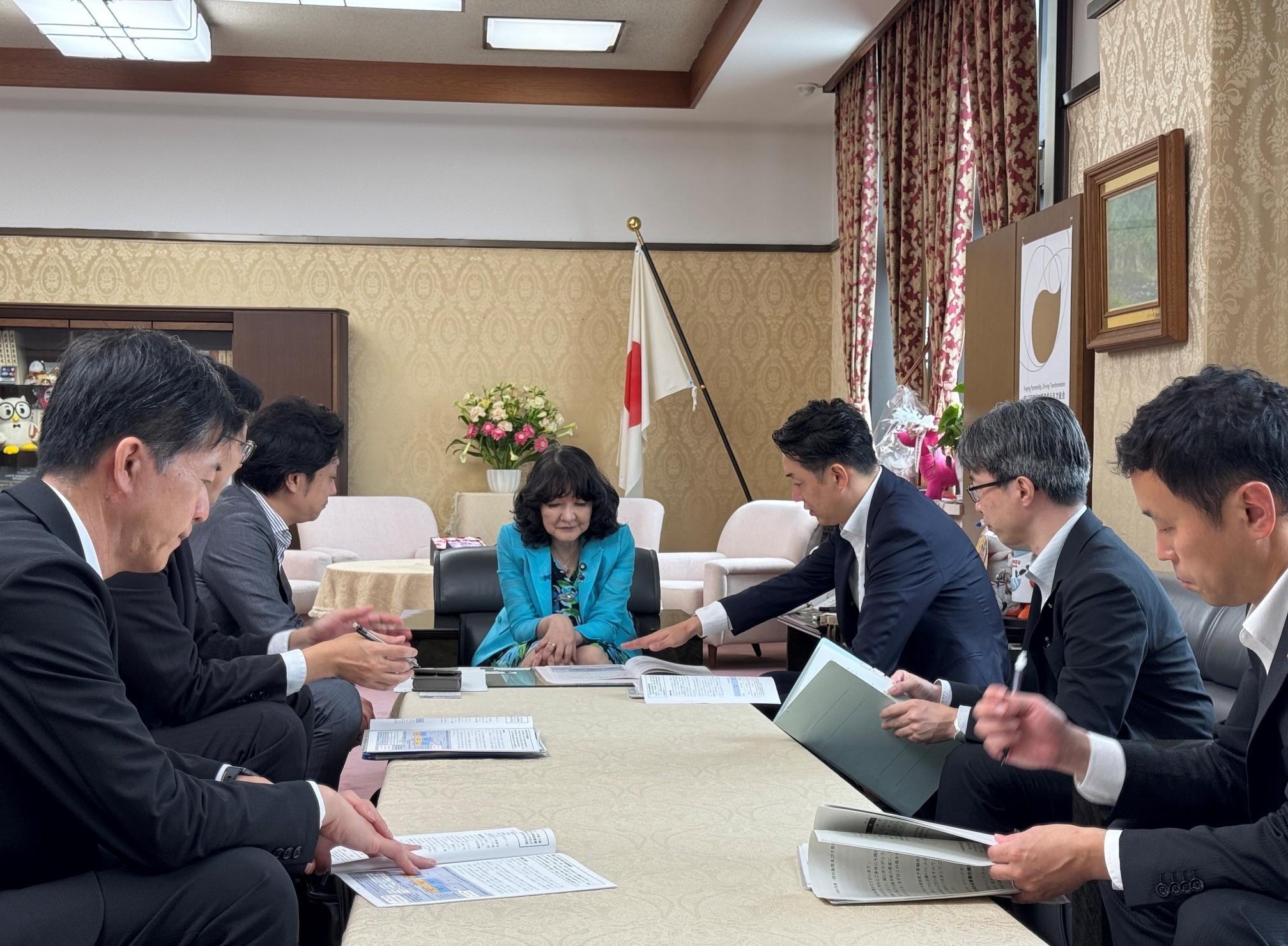 片山財務大臣へ要望説明の画像