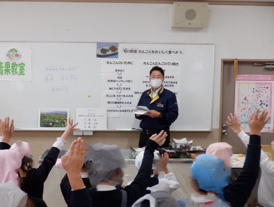 卸売業者によるれんこんの生育のお話の様子