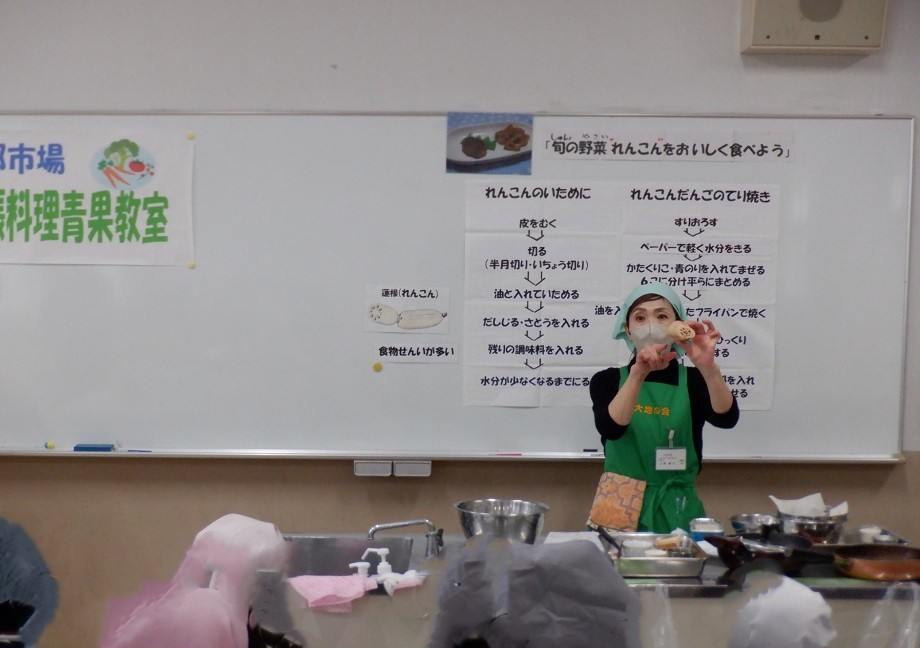 大地の会によるれんこんの栄養のお話の様子