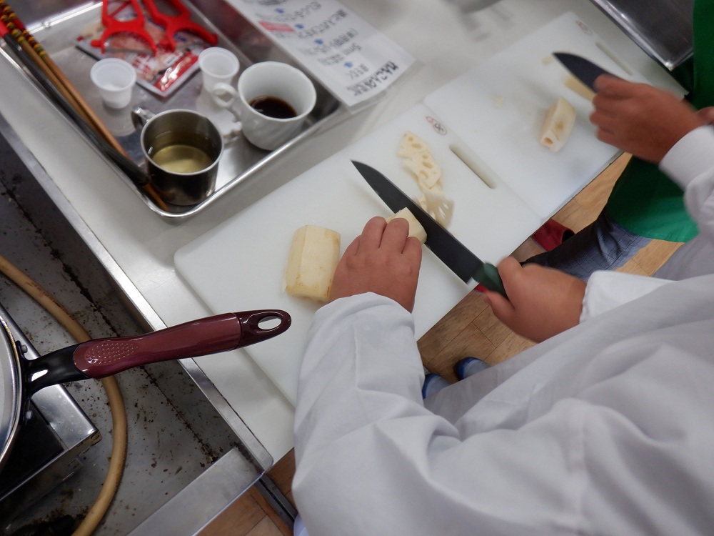 れんこんを切る様子