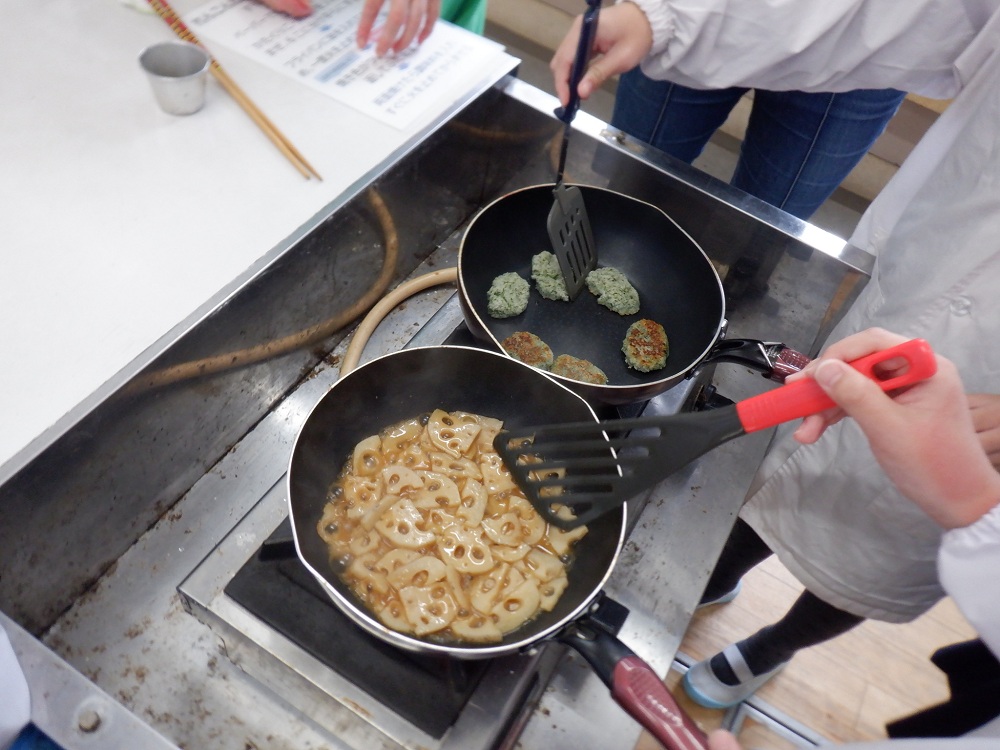 れんこんを炒める様子