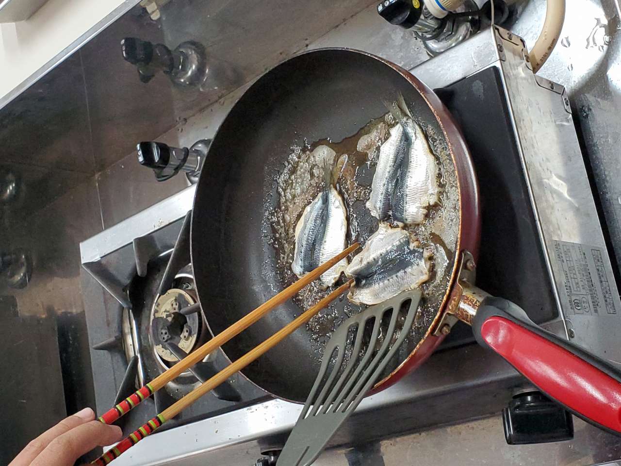 いわしを炒める様子