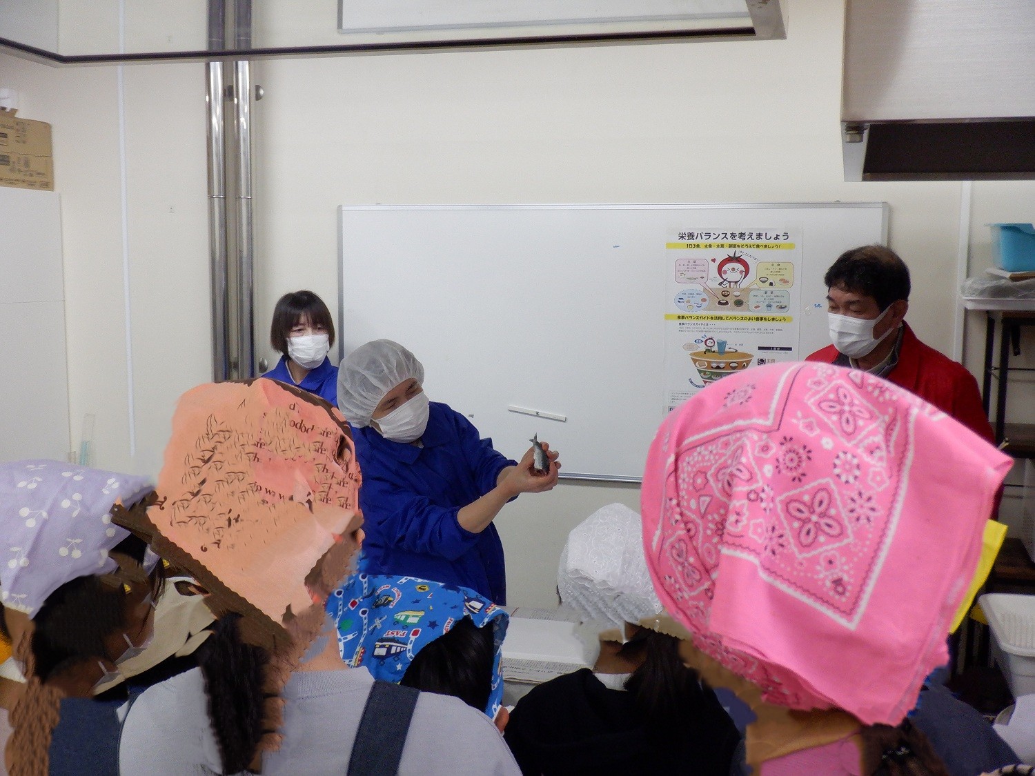 大阪市東部水産物卸協同組合によるいわしの手開きの実演の様子