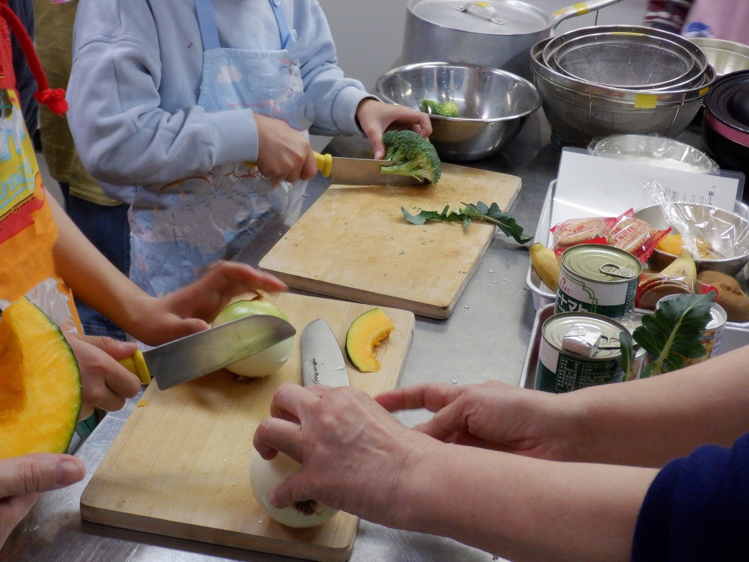 野菜を切る様子