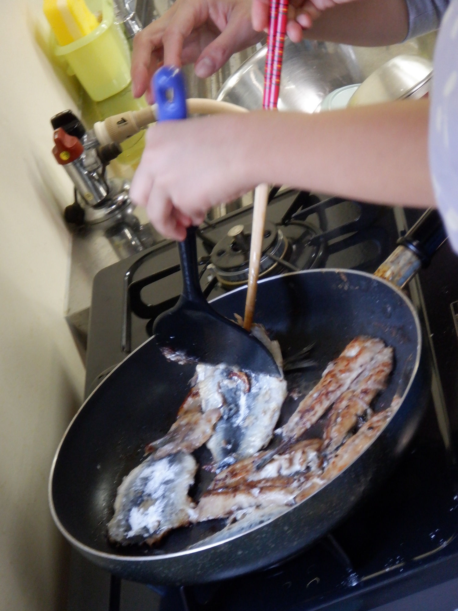 フライパンで炒める様子