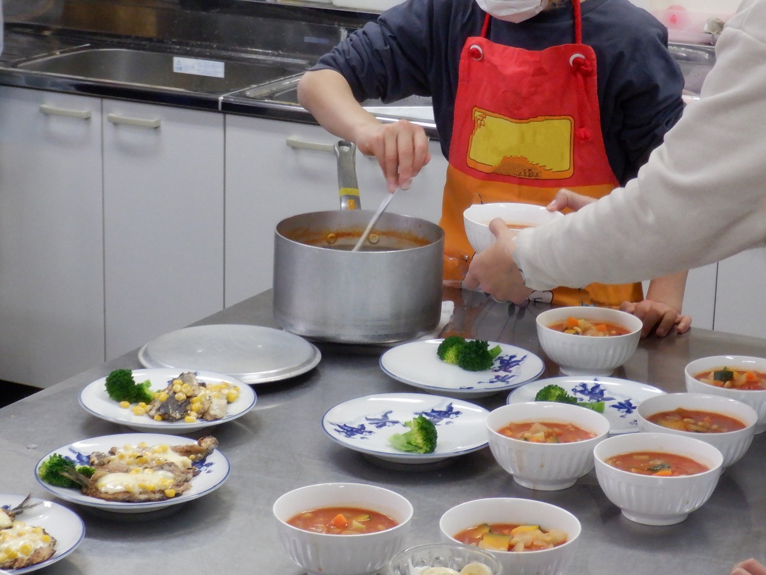 料理の盛り付けの様子