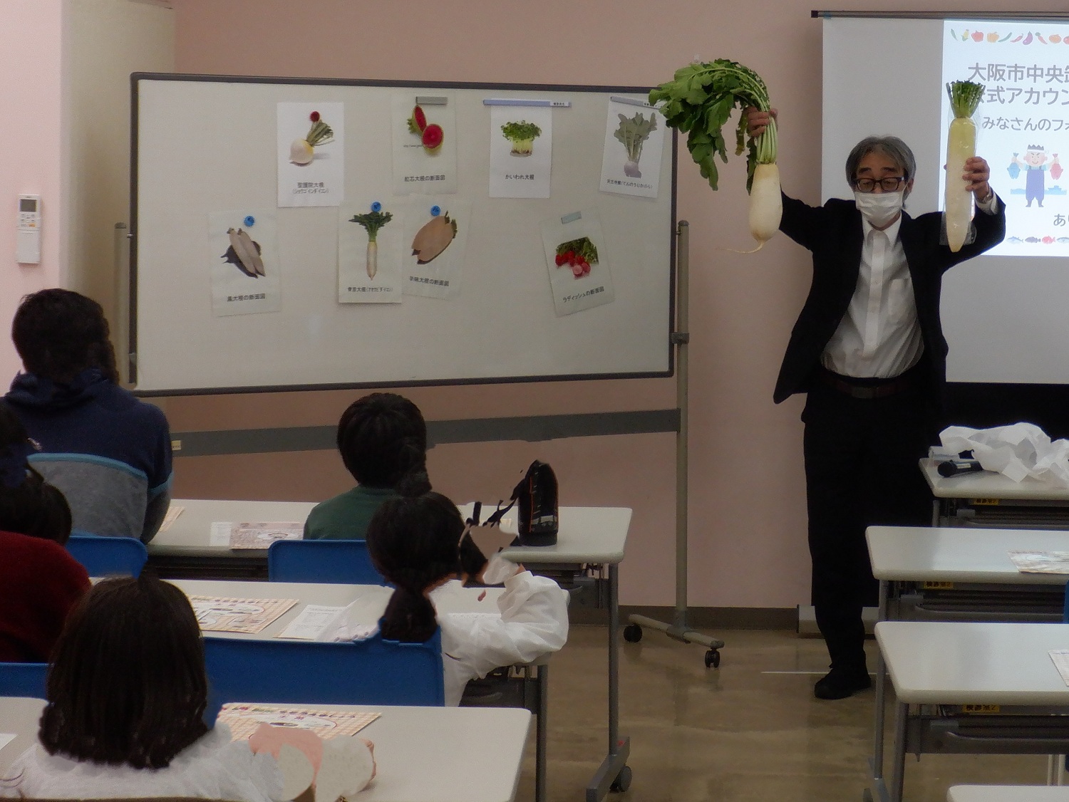 卸売業者による大根のお話の様子