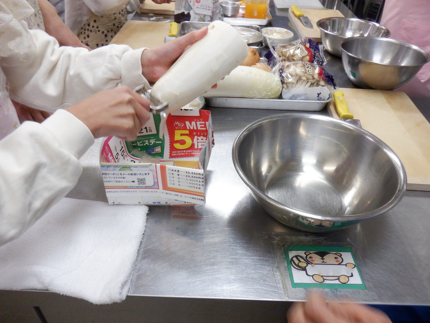 大根の皮を剥く様子