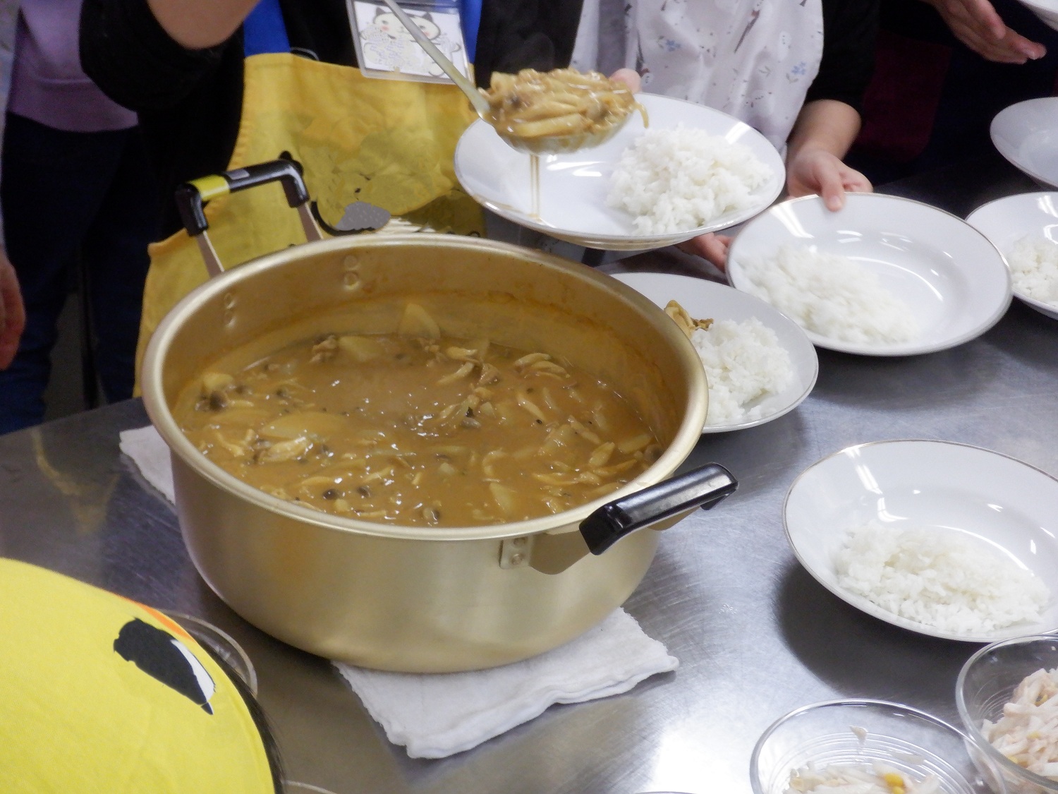 カレー盛り付けの様子