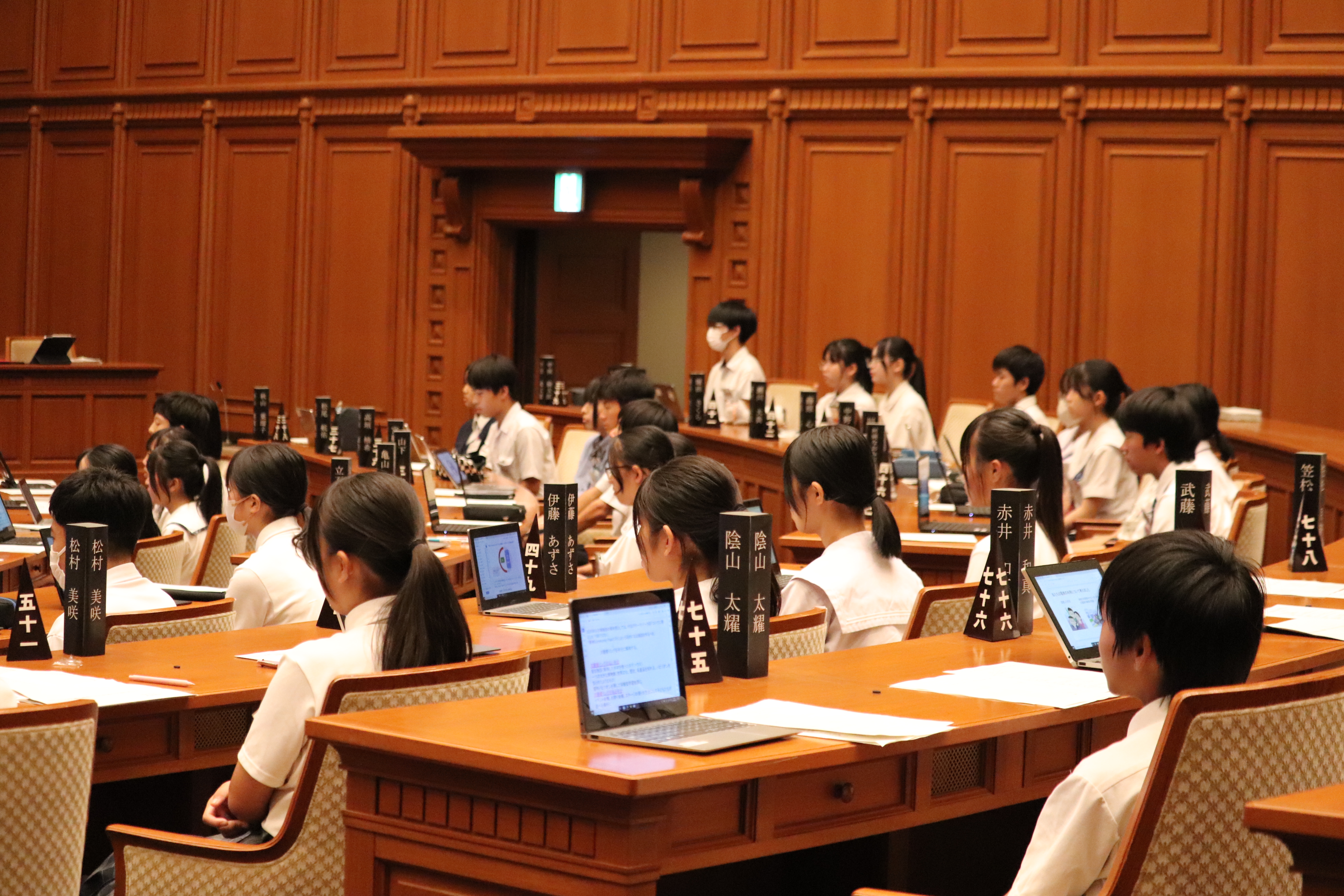 質問を聞く子ども議員の様子