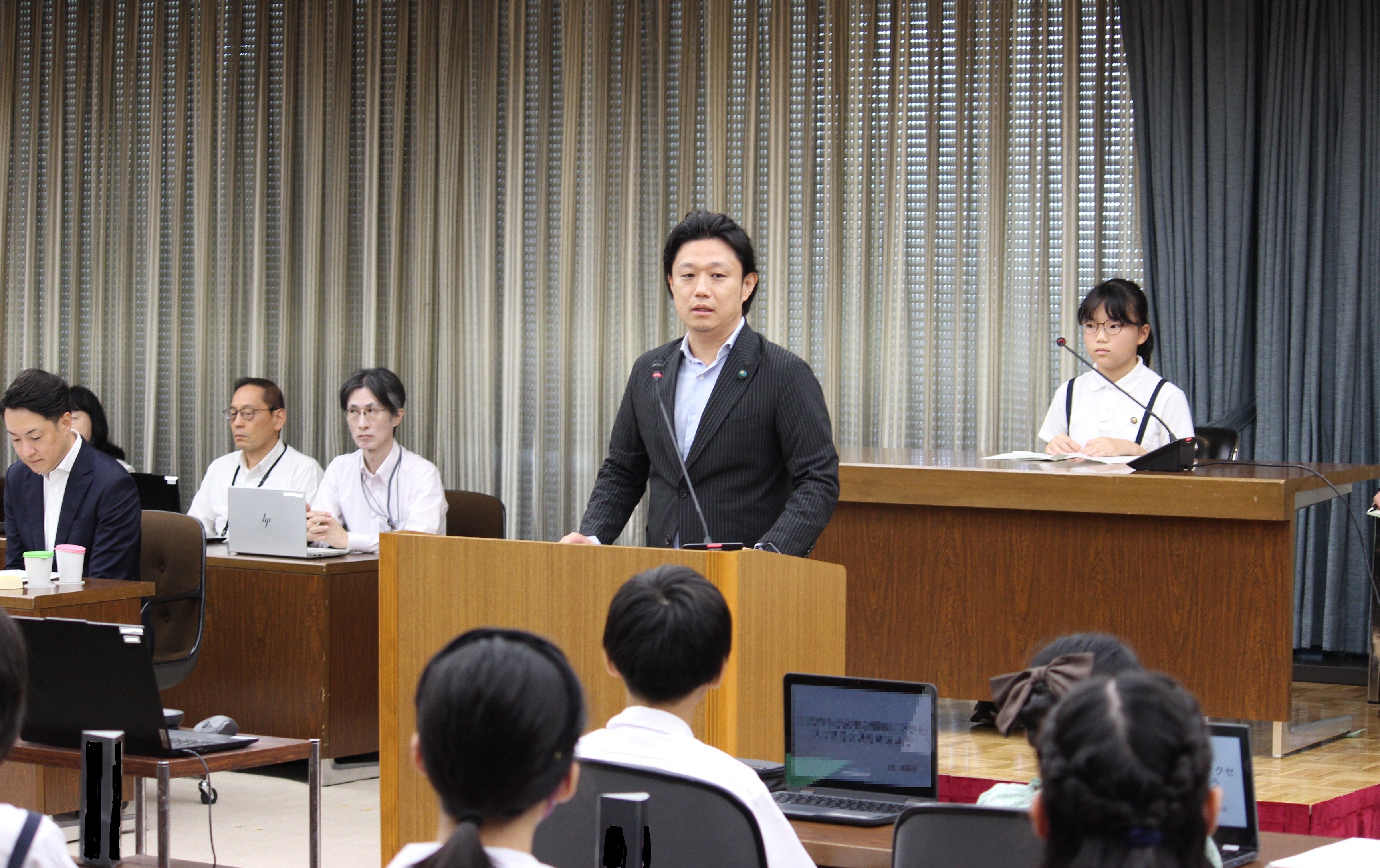 梅園周市会議長のあいさつの様子
