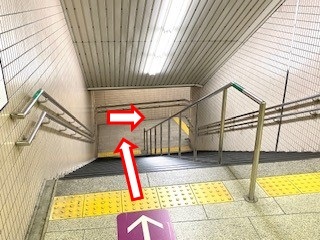 地下通路から階段へ