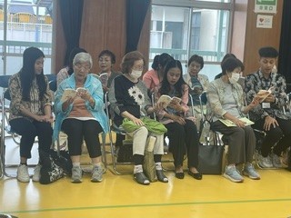 歌詞カードを見せてもらいながら歌う