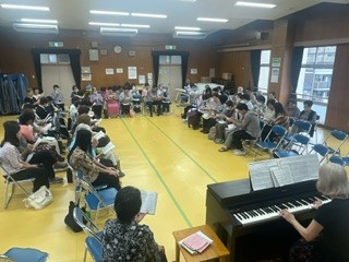 日本の唱歌を歌う