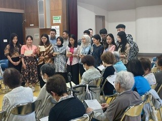 研修生が「ひまわりの約束」を披露