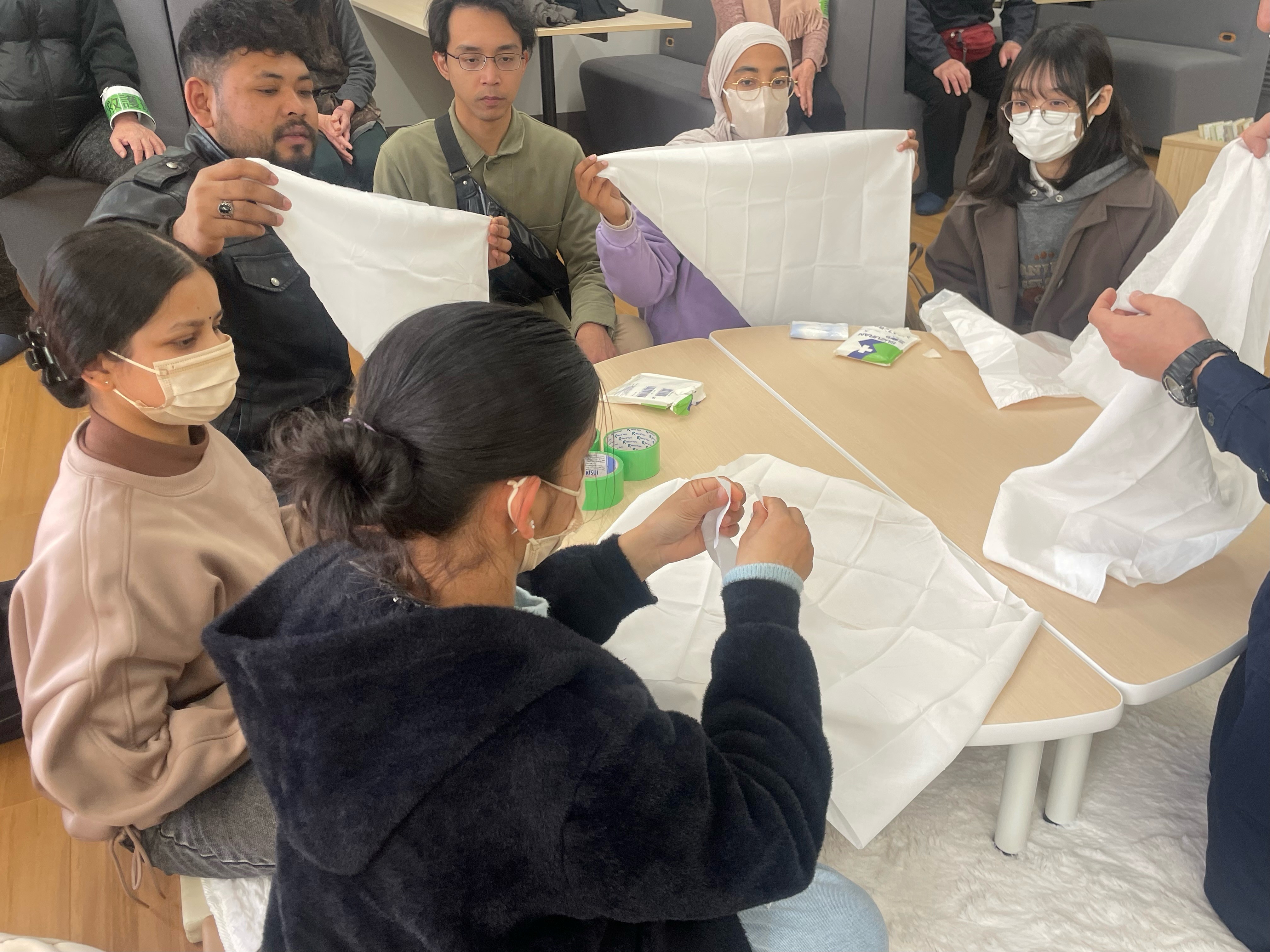 三角巾の使い方を学ぶ