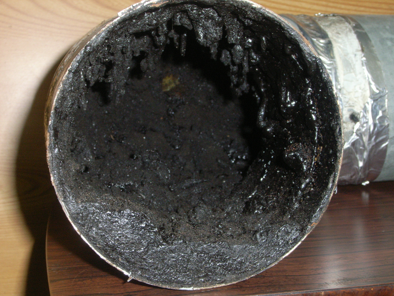 排気ダクト内が長期間洗浄されていないため、油脂が堆積した状況