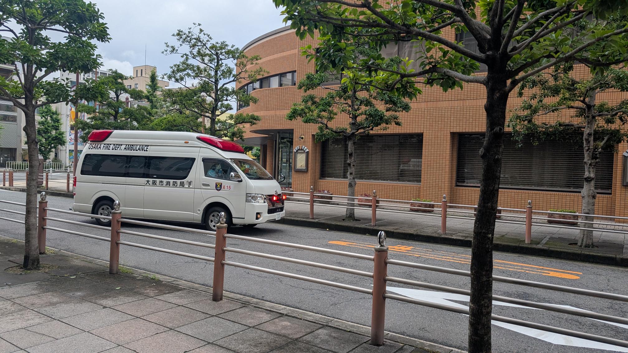 救急車が病院へ向かっている