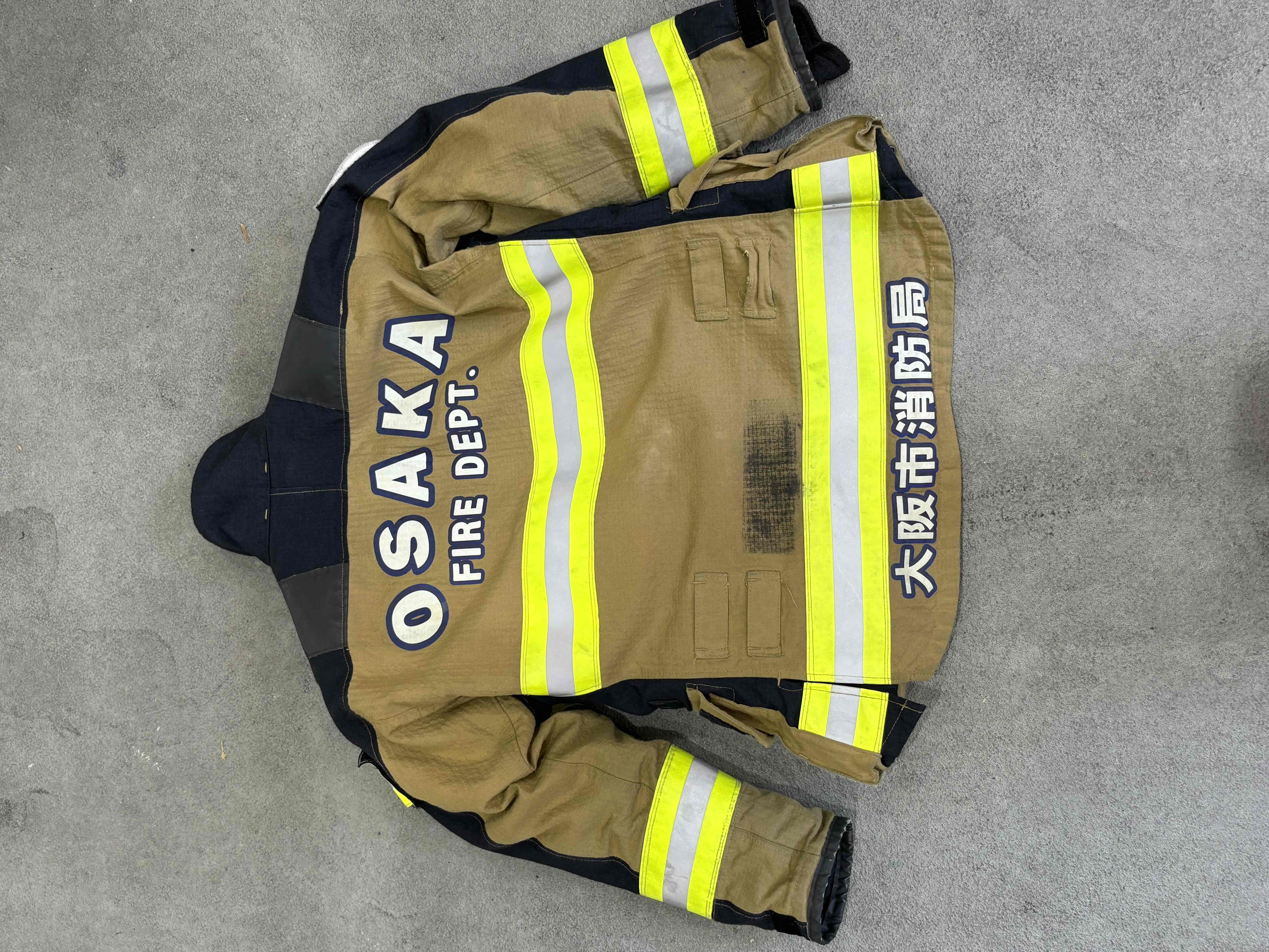 防火服の上着の後ろの写真