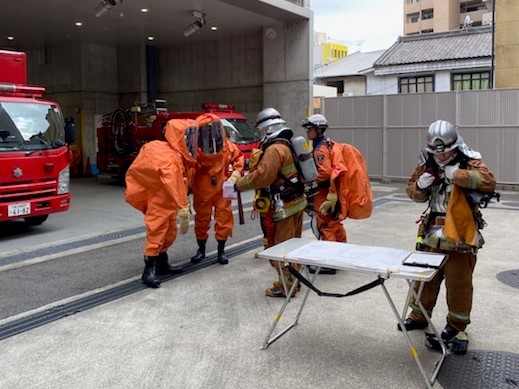 東成特別救助隊が災害現場付近に集結し活動内容を検討している写真