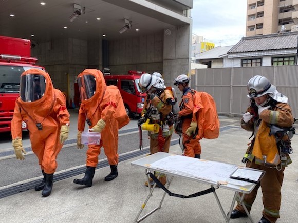 東成特別救助隊が活動内容を決定し災害建物へ向かう写真