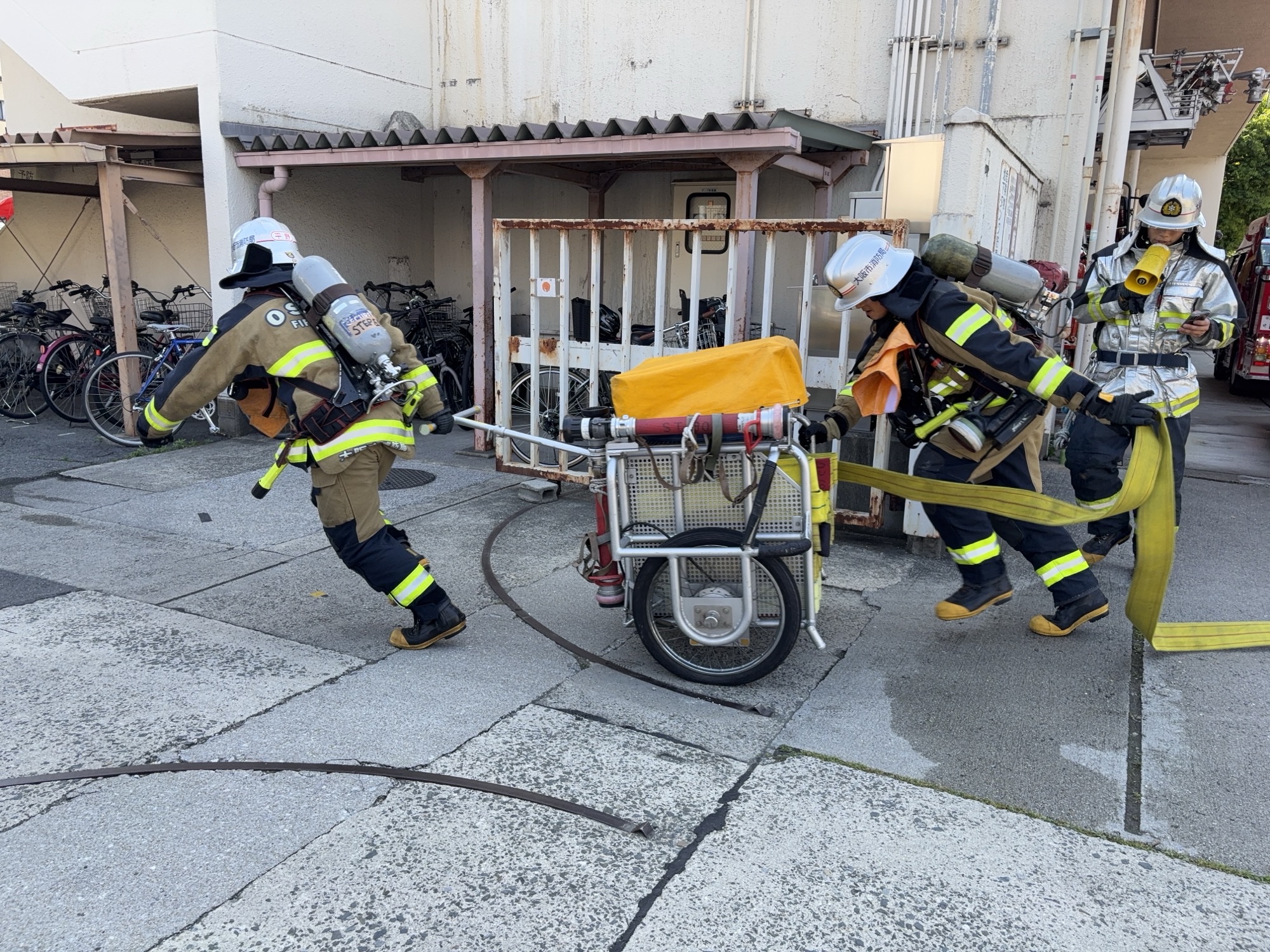 ホースカーからホースを延ばしているところ