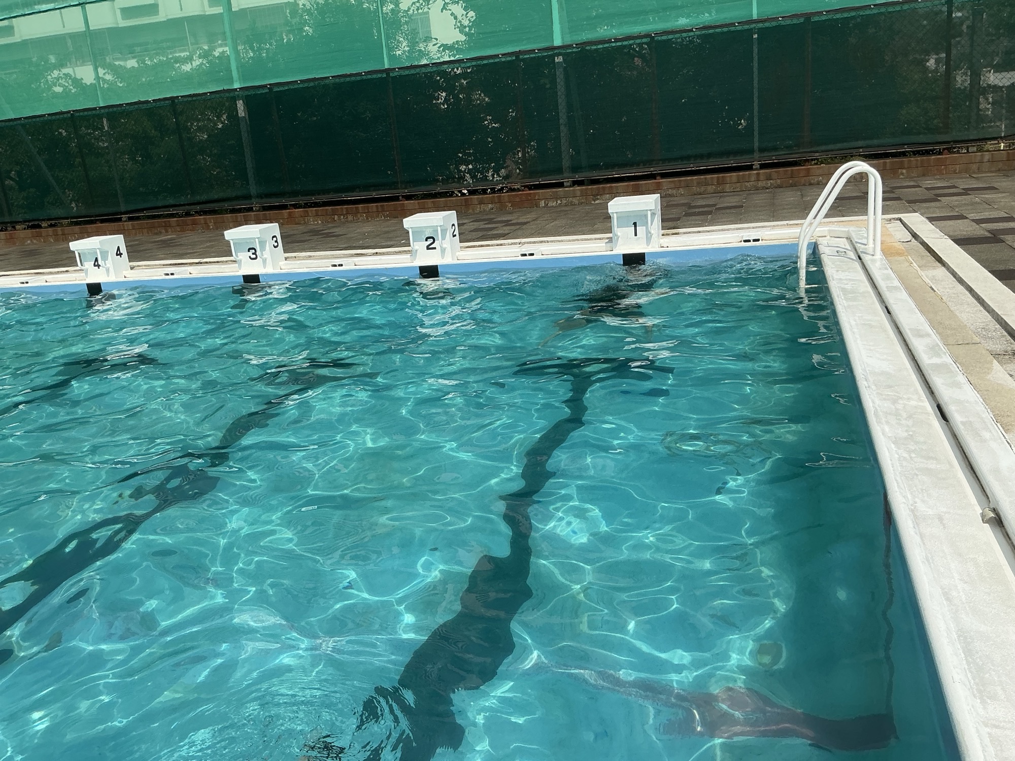 沈んでいる人（5m水面）