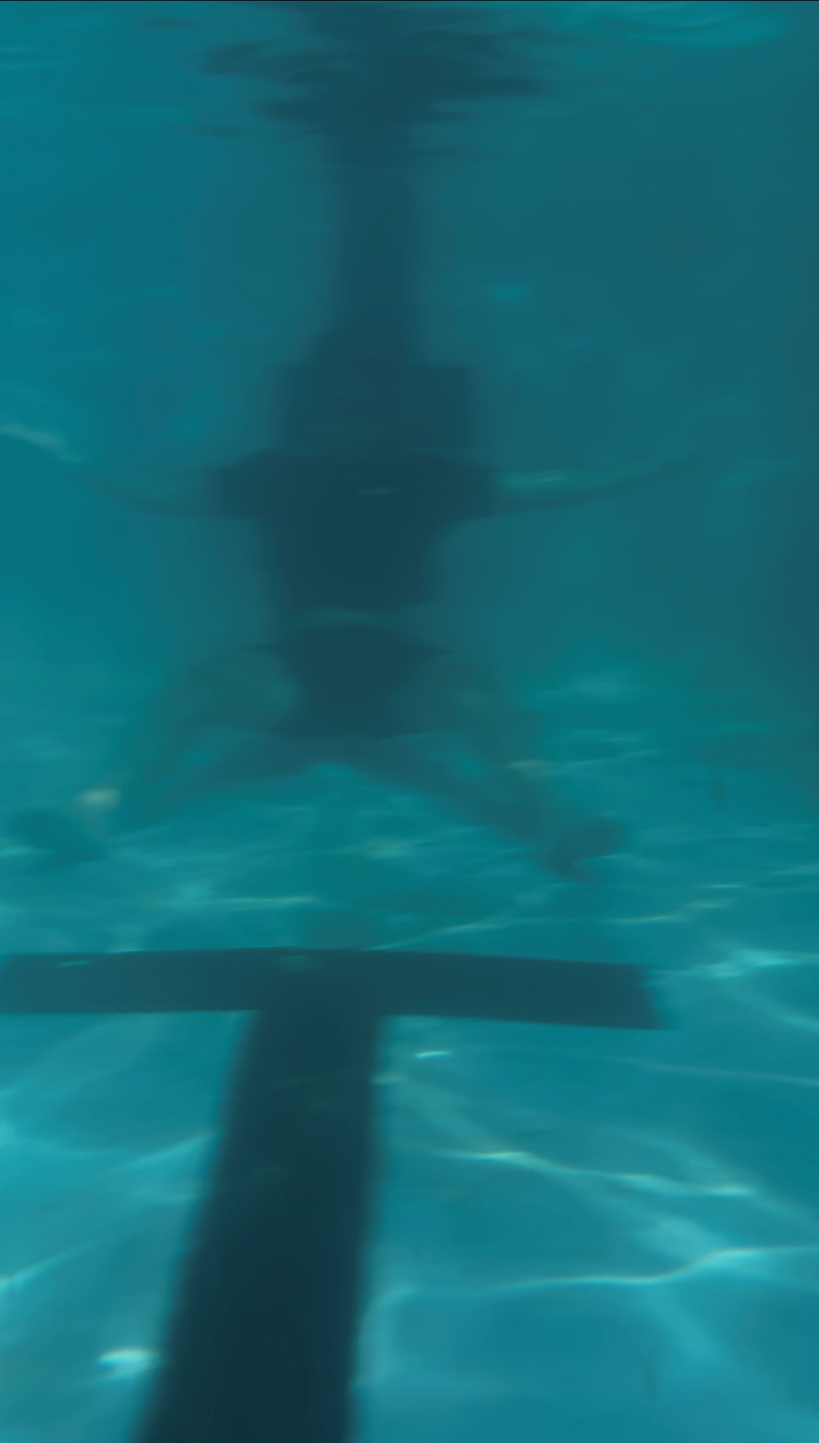 沈んでいる人（3m水中）