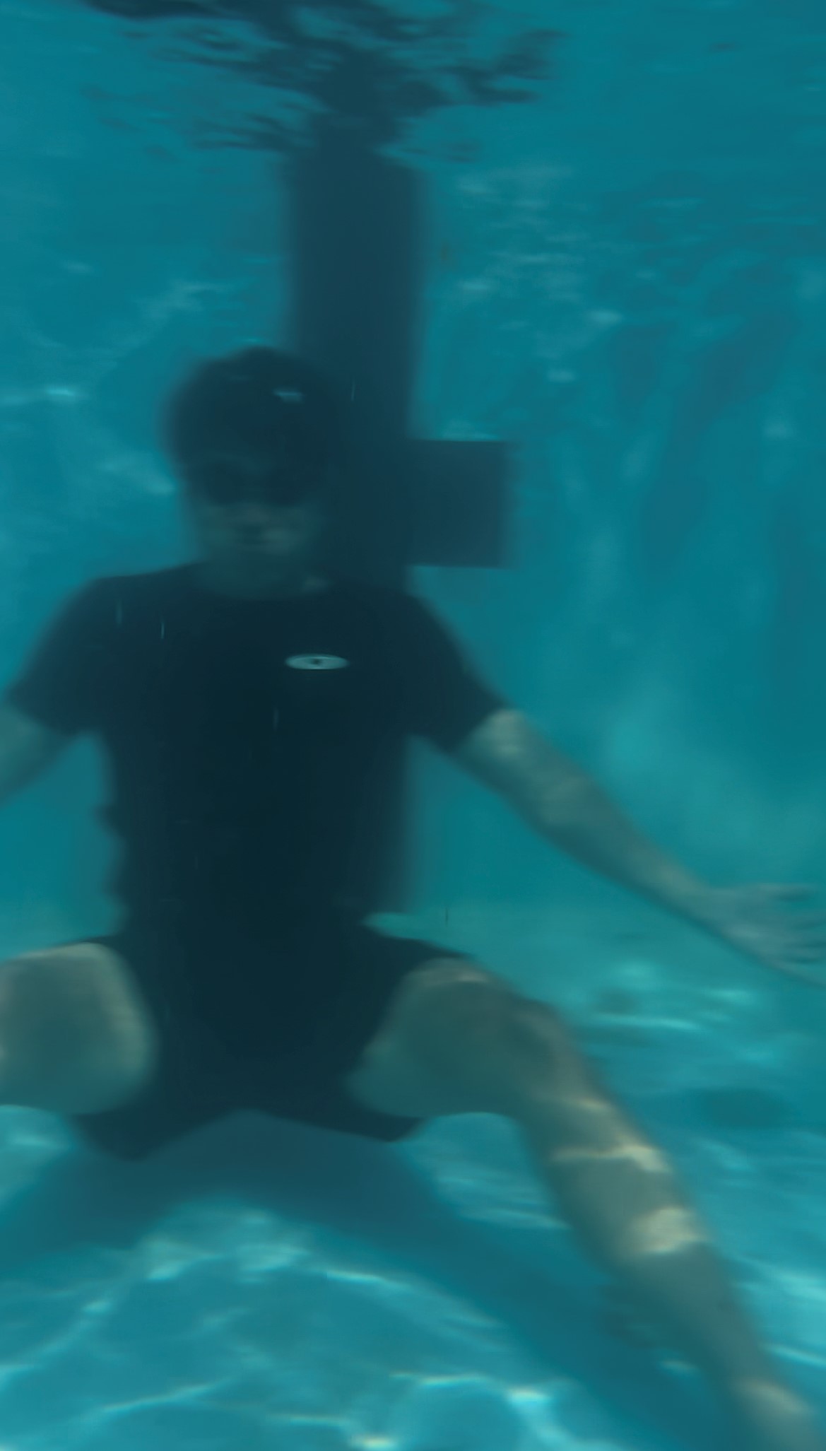 沈んでいる人（1m水中）