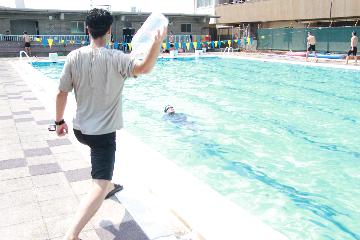 ペットボトルを投げているところ