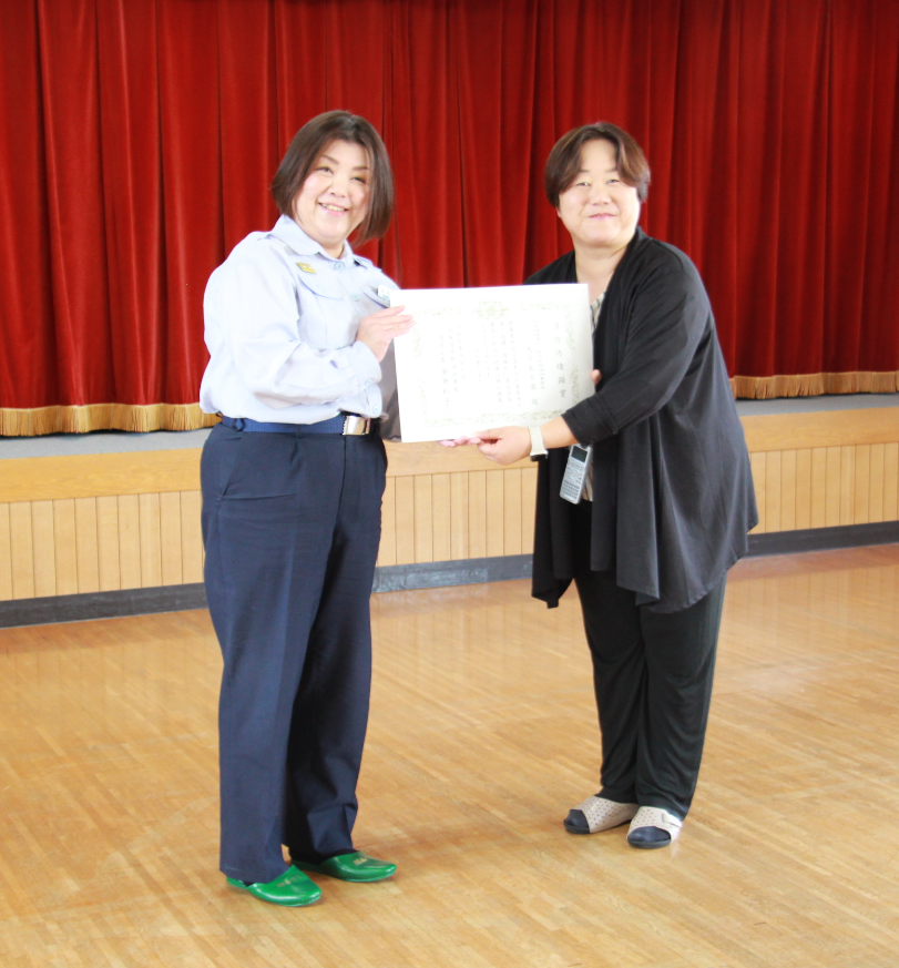 表彰されている写真