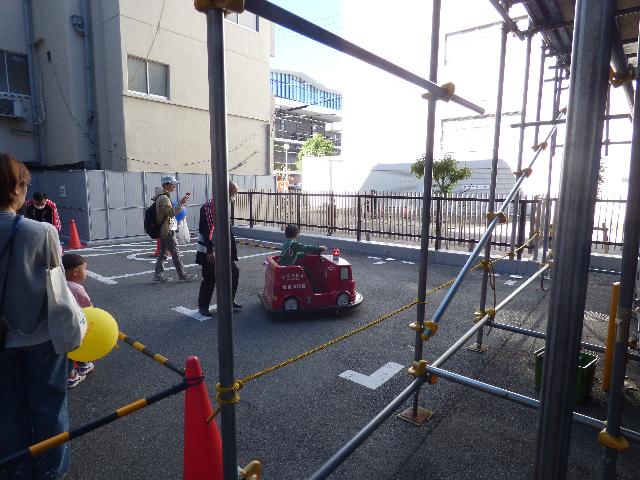 ミニ消防車を運転している様子