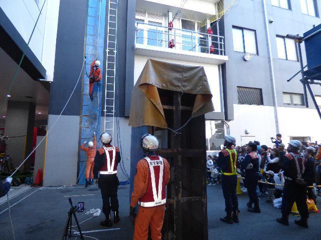 救助訓練展示ロープを使って壁を登る様子