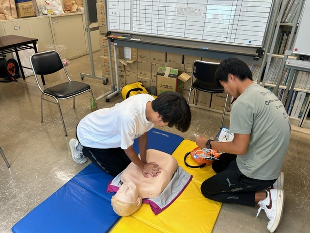 はしご車の先端に乗り込み搭乗体験する中学生