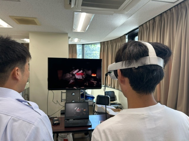 はしご車の先端に乗り込み搭乗体験する中学生